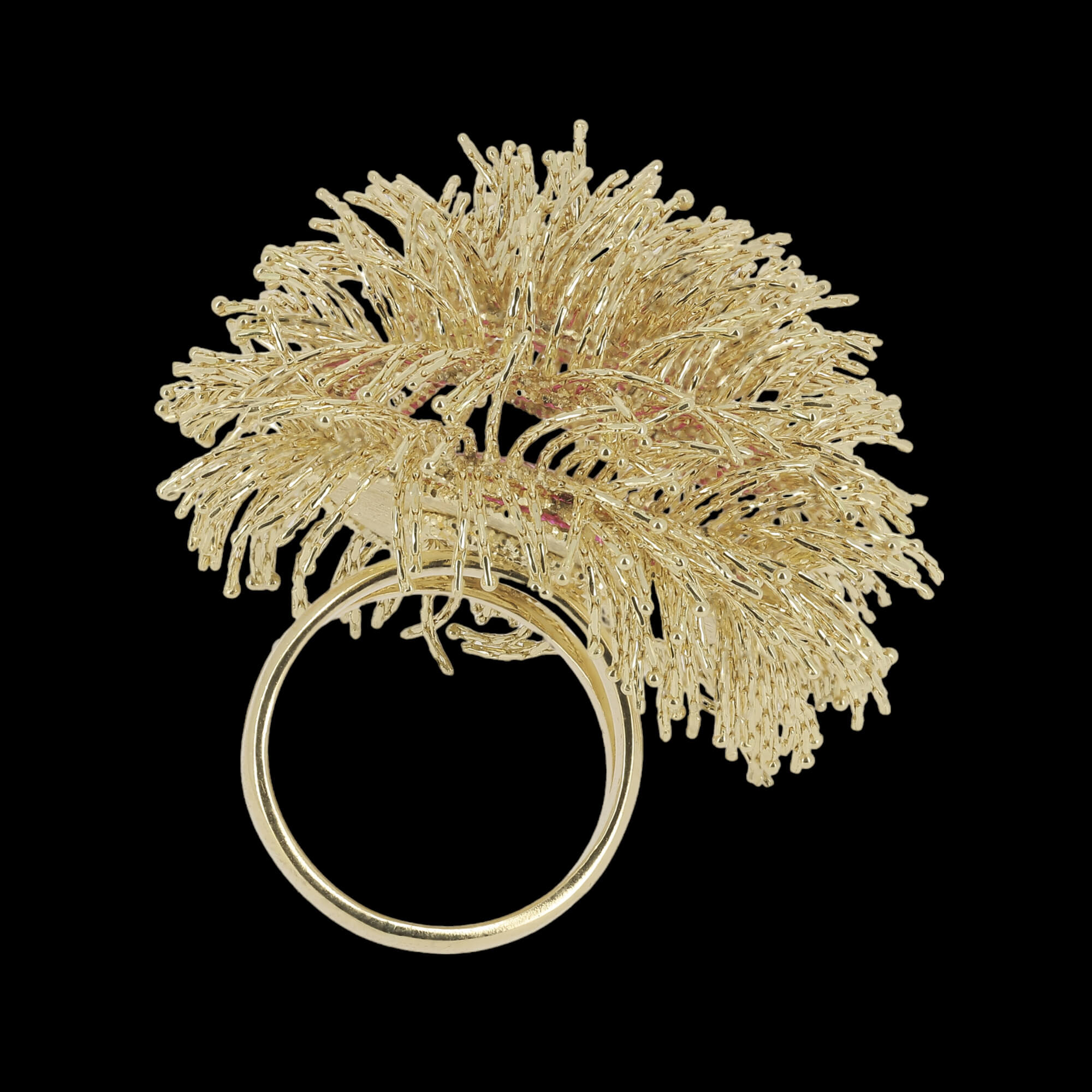 Een grote gouden ring van 18kt met franjes