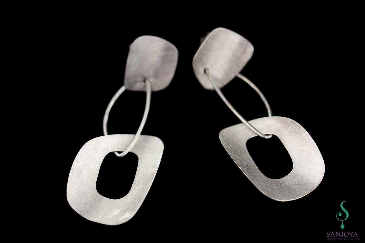 ORI0717001 - Zilveren en gematteerde open schakel oorbellen