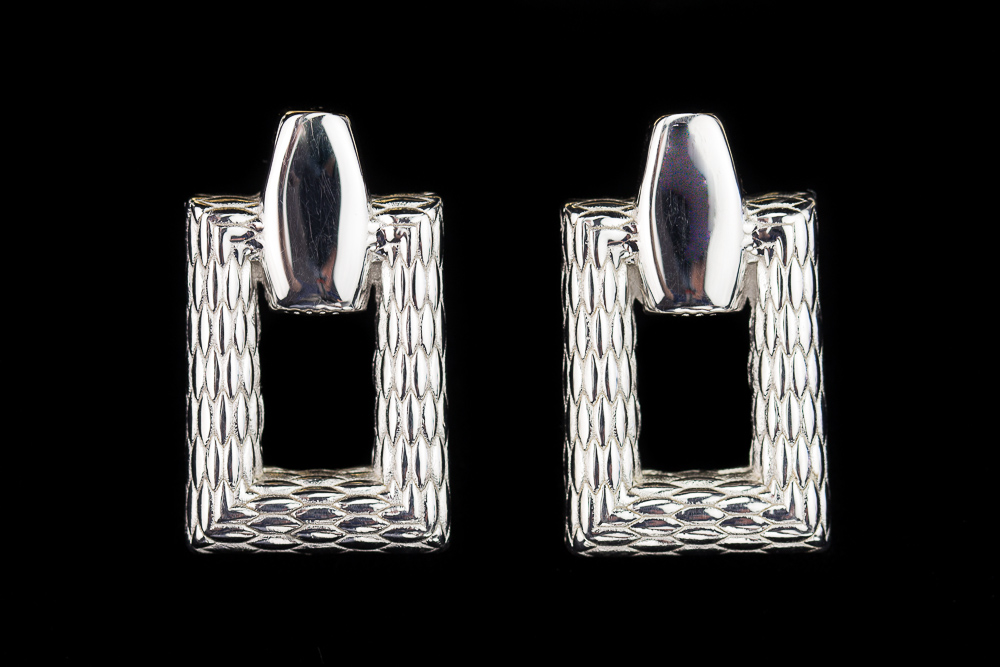 CLE0518002 - Rechthoekige en bewerkte zilveren oorbellen