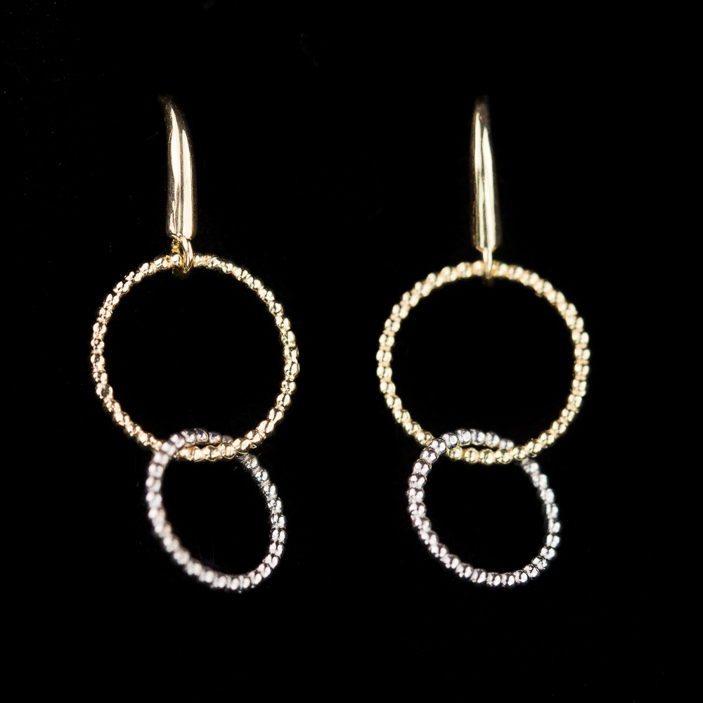 Gouden oorbellen met twee cirkeltjes, groter en kleiner