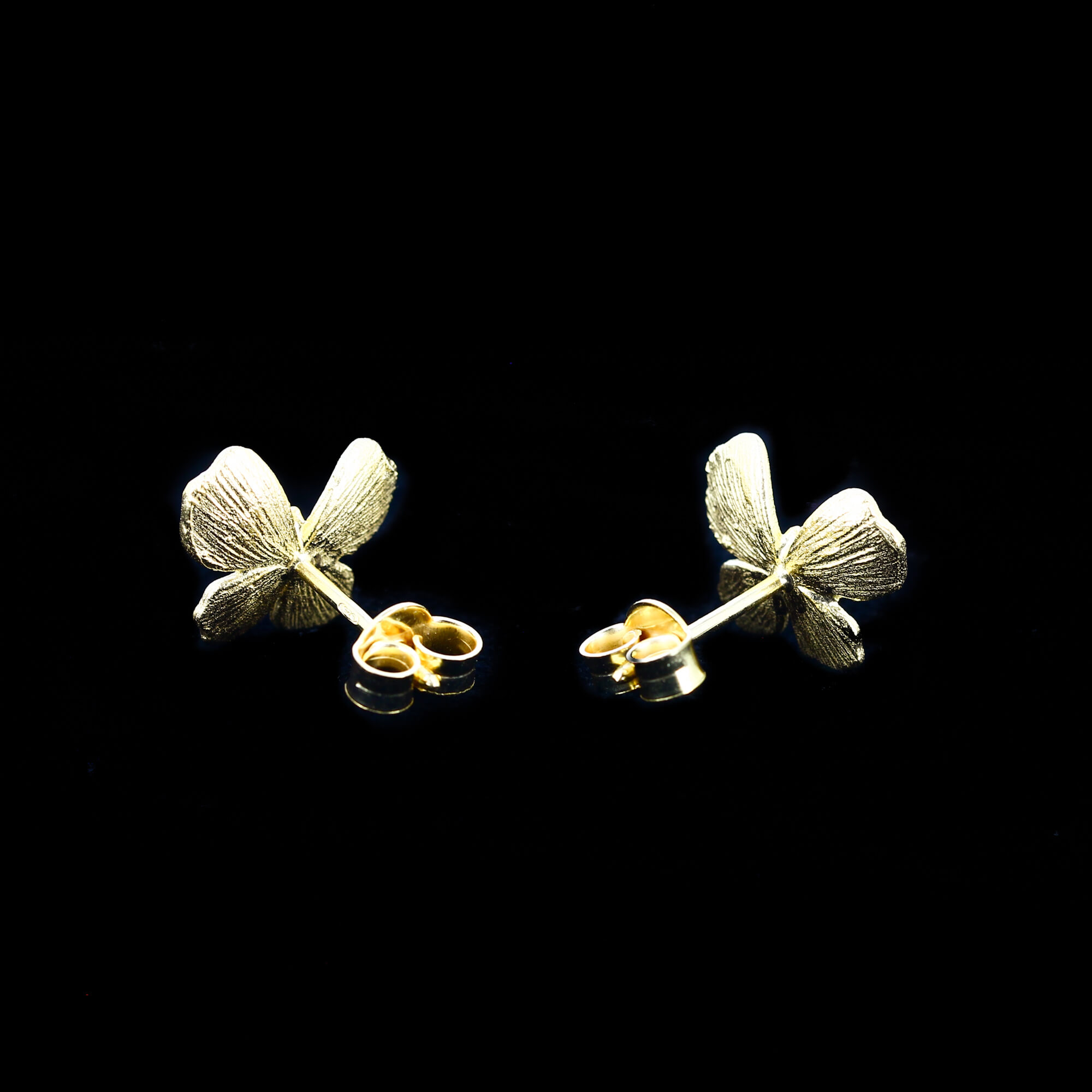 Vergulde mini vlinder oorbellen