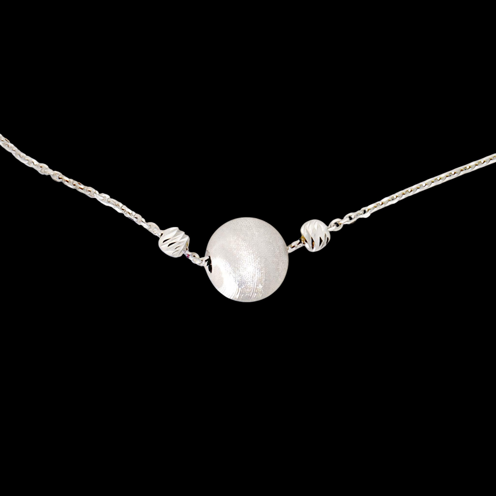 Korte zilveren ketting met een mat bolvormige hanger
