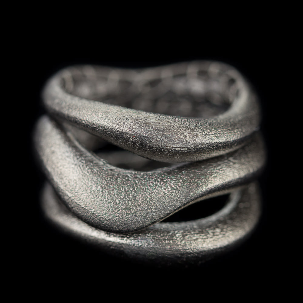 Brede drierijige zilvergrijze ring