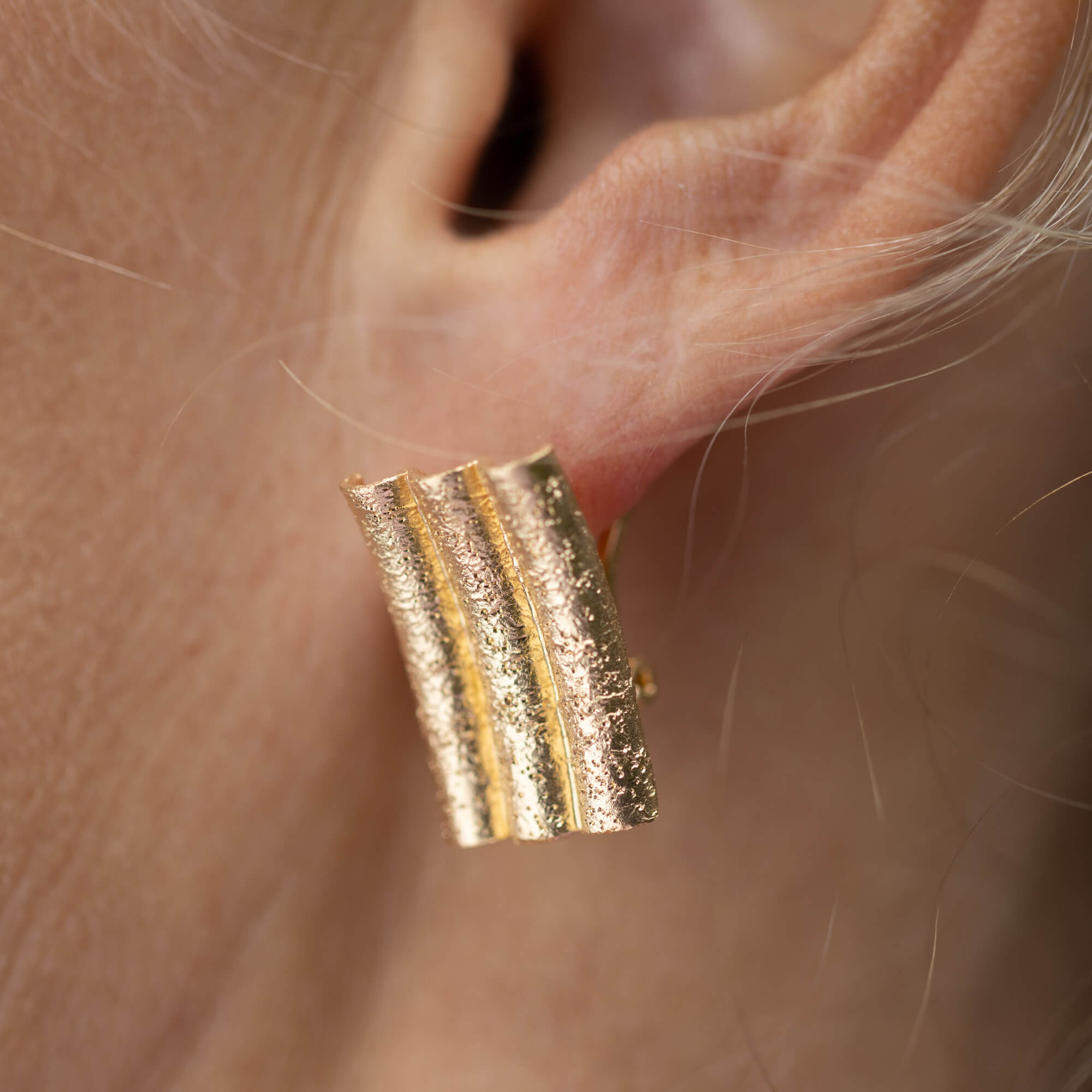 Short; gold-plated and beautiful bar earrings