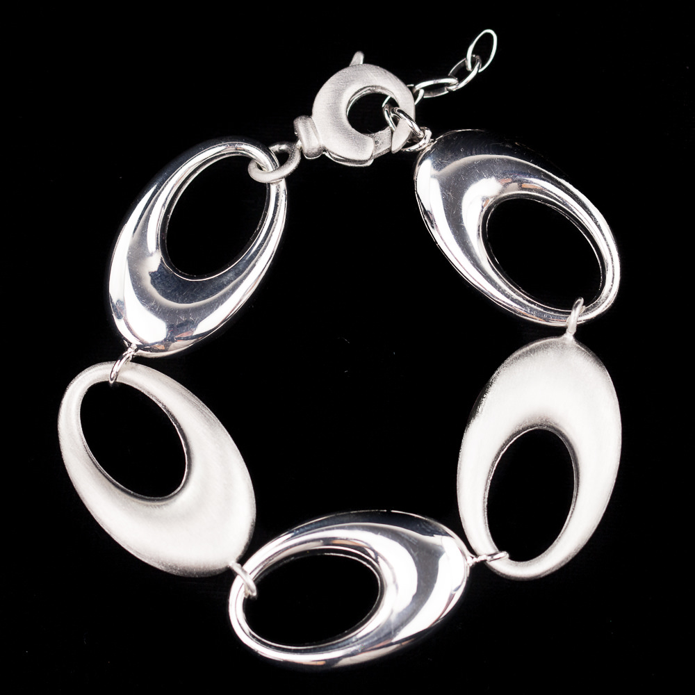 Silver bracelet with oval open links in matt and polished