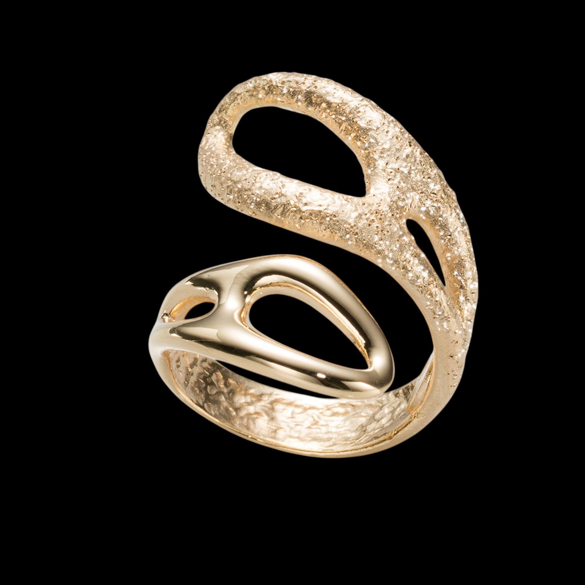 Bague dorée à motif de volutes et de maillons