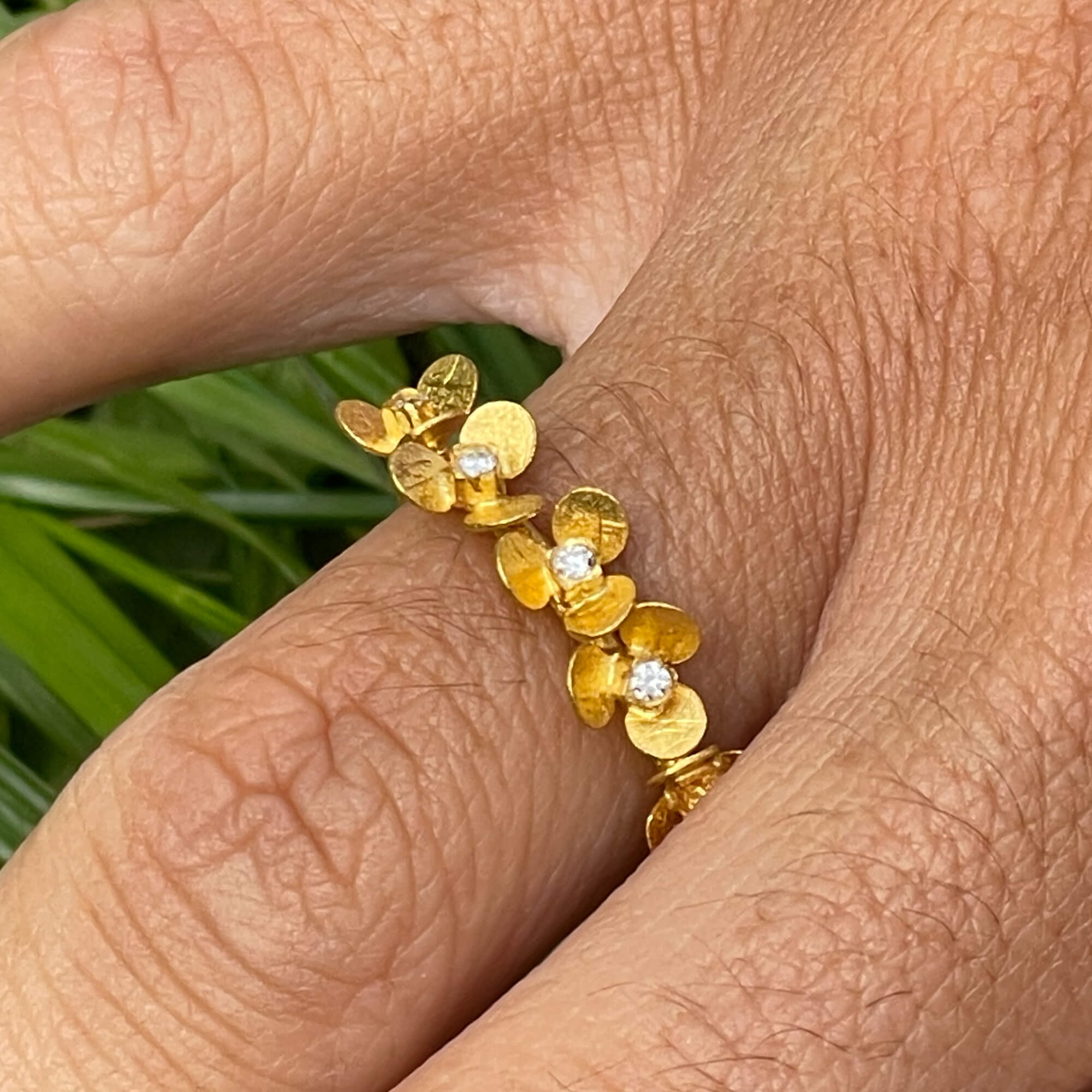 Refined gold ring of 18kt with some diamonds