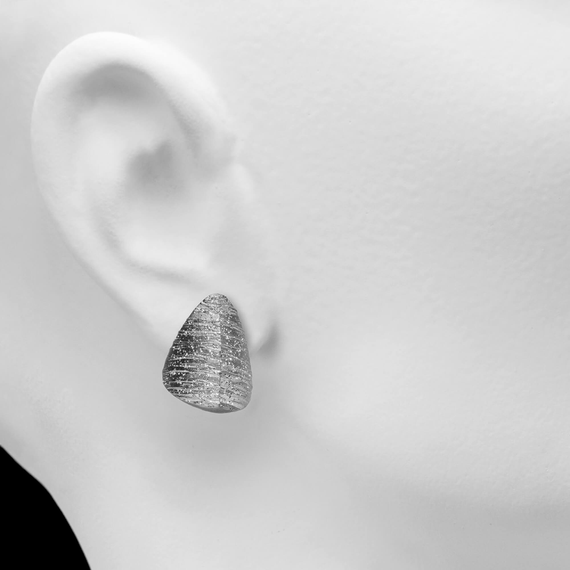 Zilvergrijze asymmetrtische oorbellen