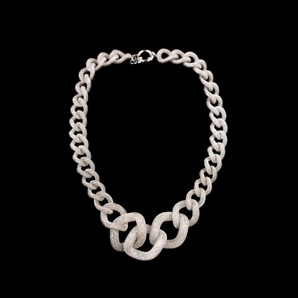 Silver switching necklace with sublime transparent pattern