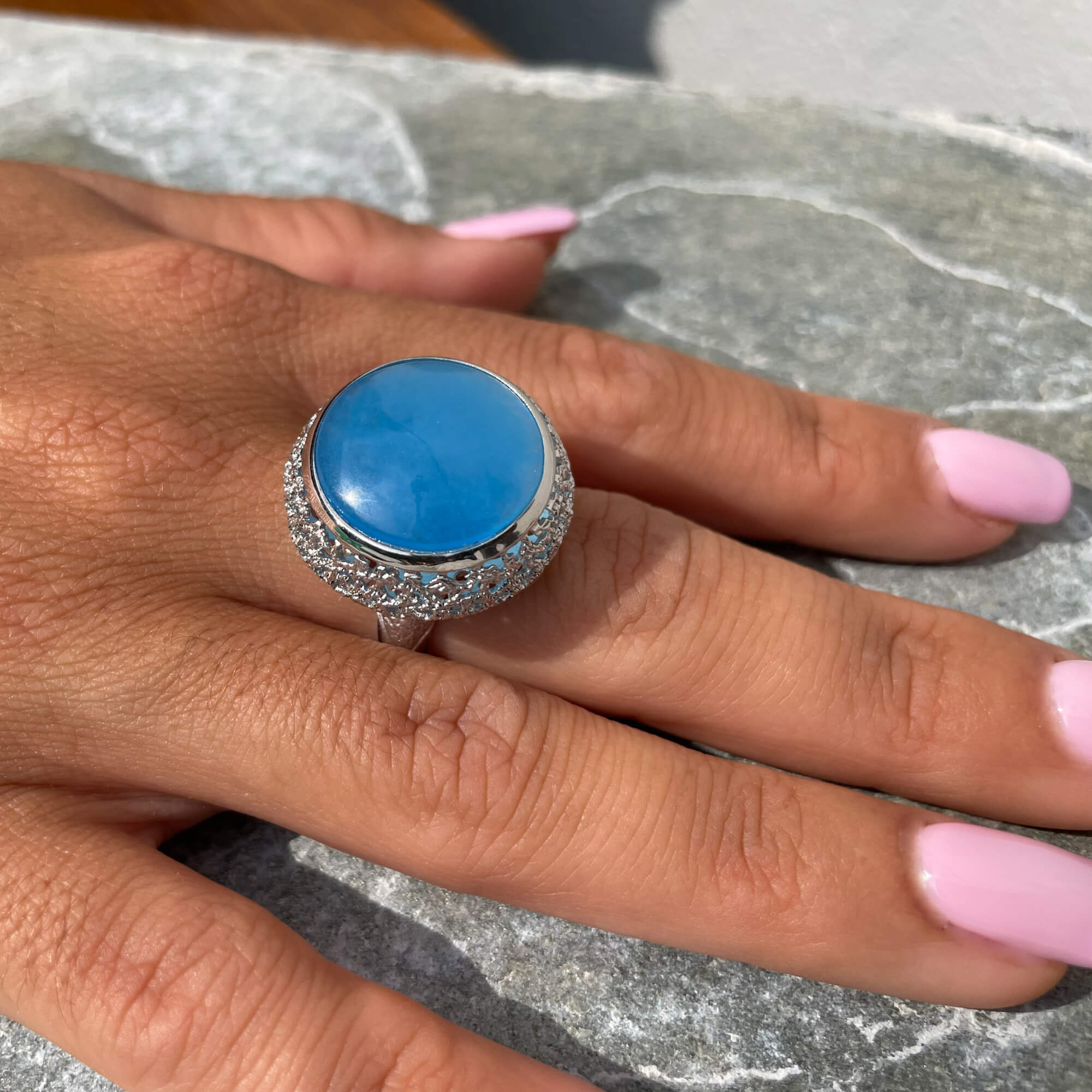 Bewerkte zilveren ring met een blauwe quartz steen