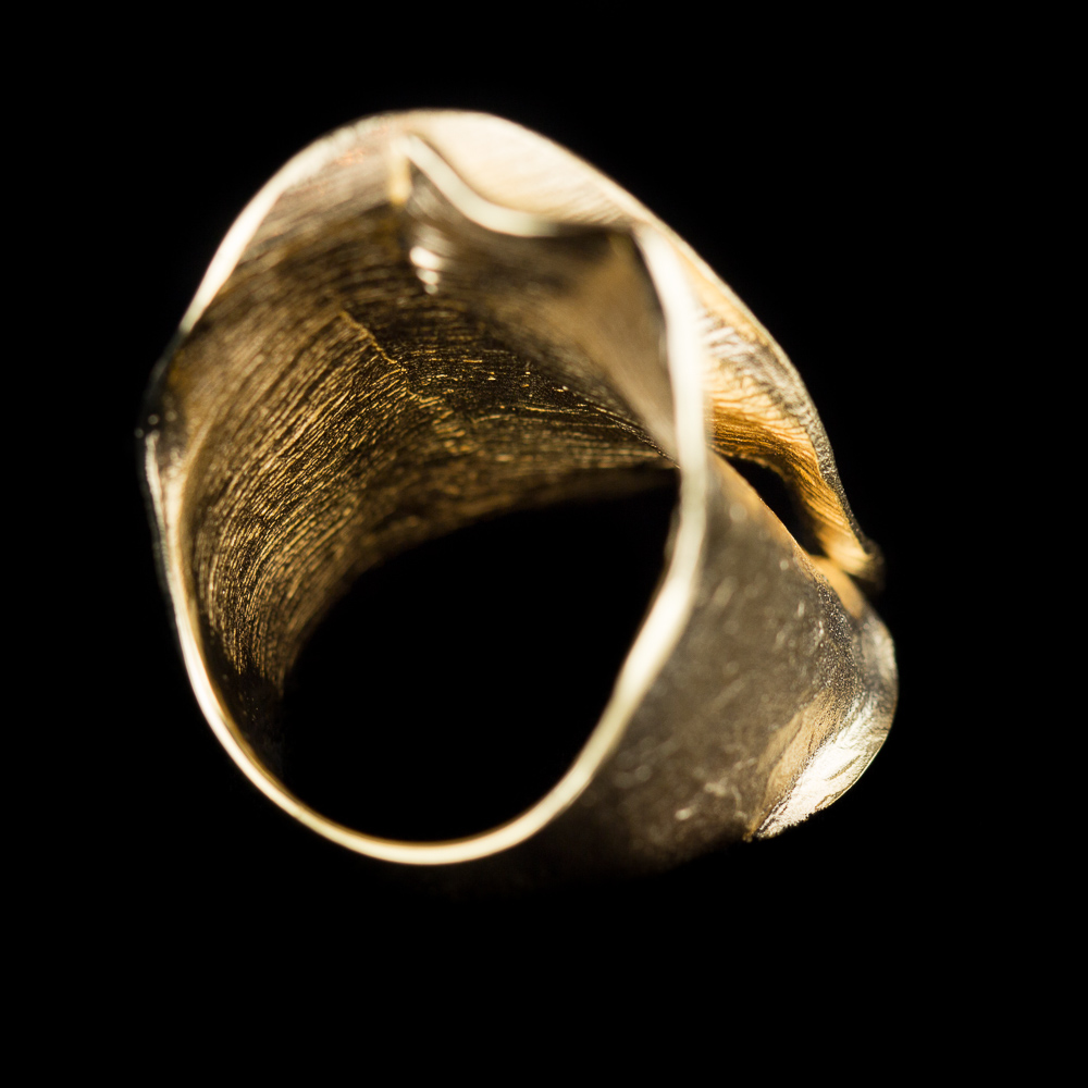 PRE1016002 - Matte fraaie brede vergulde en golvende ring
