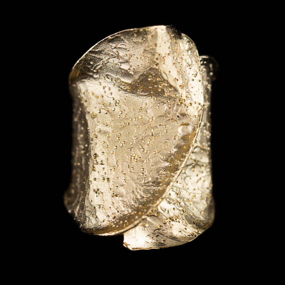 Golvende gouden ring met schitteringen;18kt