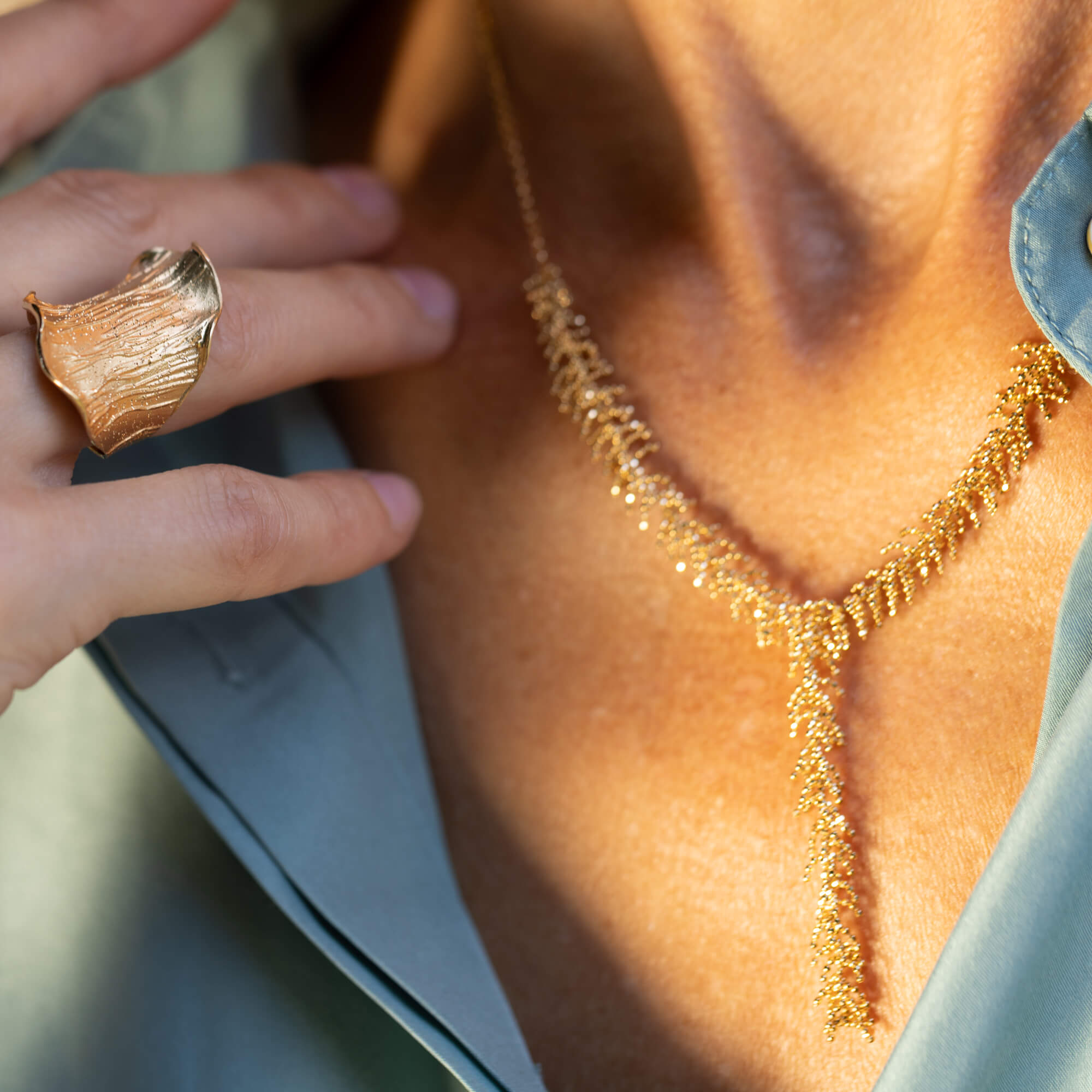 Chique collier met verfijnde vertakkingen van 18kt goud
