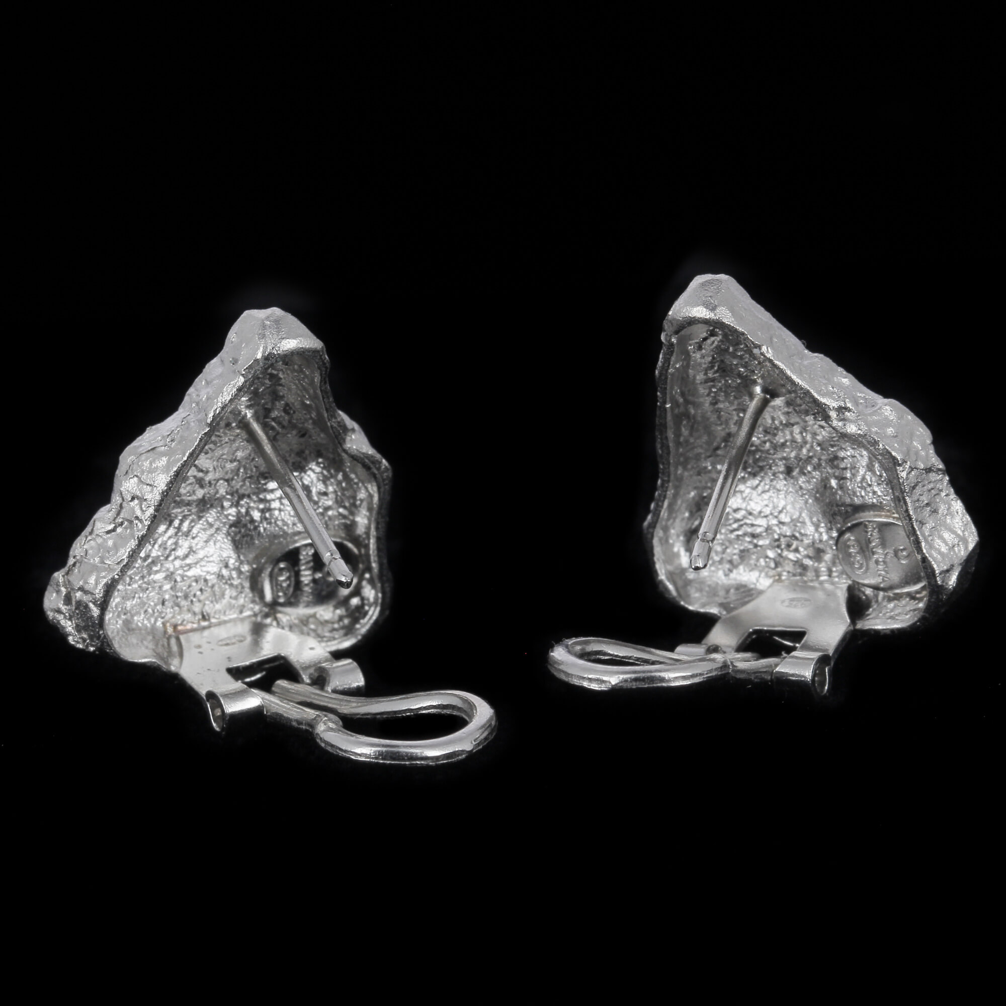 Silver short stone-shaped earrings