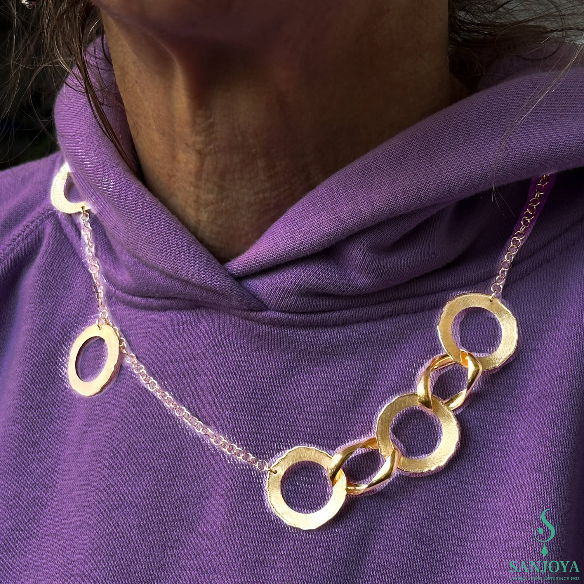 Refined and gold-plated chain with single round links