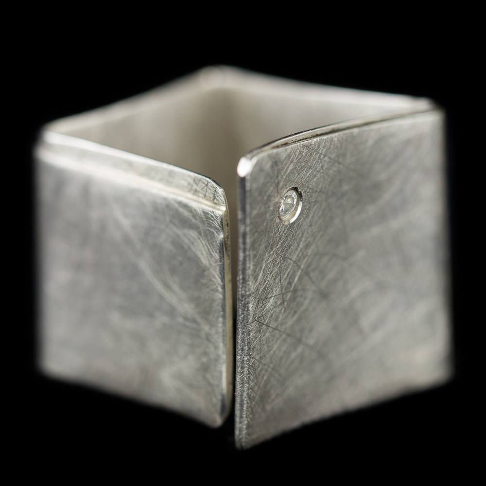 ORI1216001 - Mat zilveren vierkante ring met zirkonia steentje