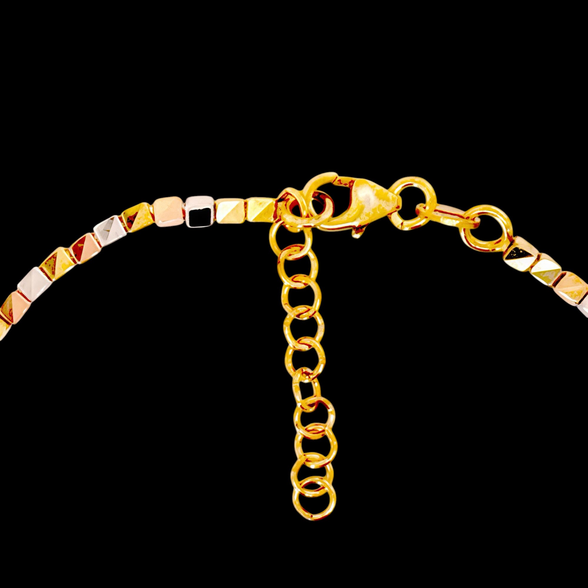 Driekleurige armband, 3mm vierkantjes met bewerking