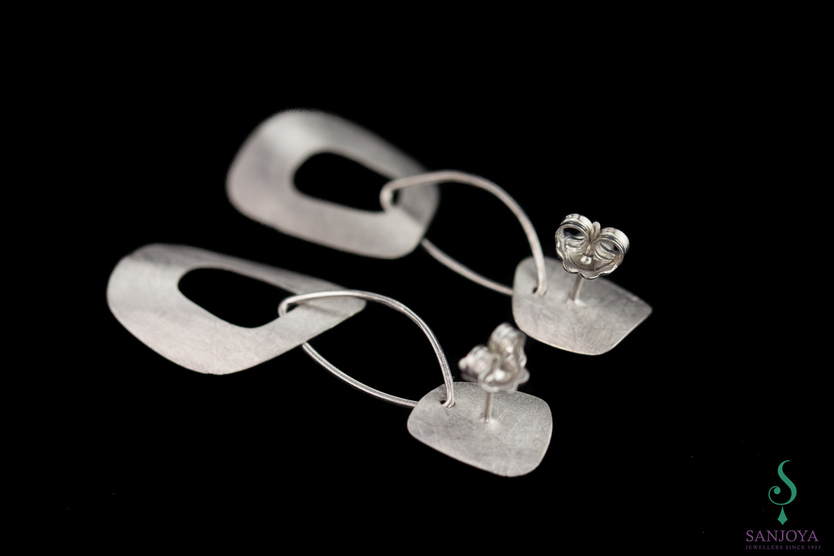 ORI0717001 - Zilveren en gematteerde open schakel oorbellen