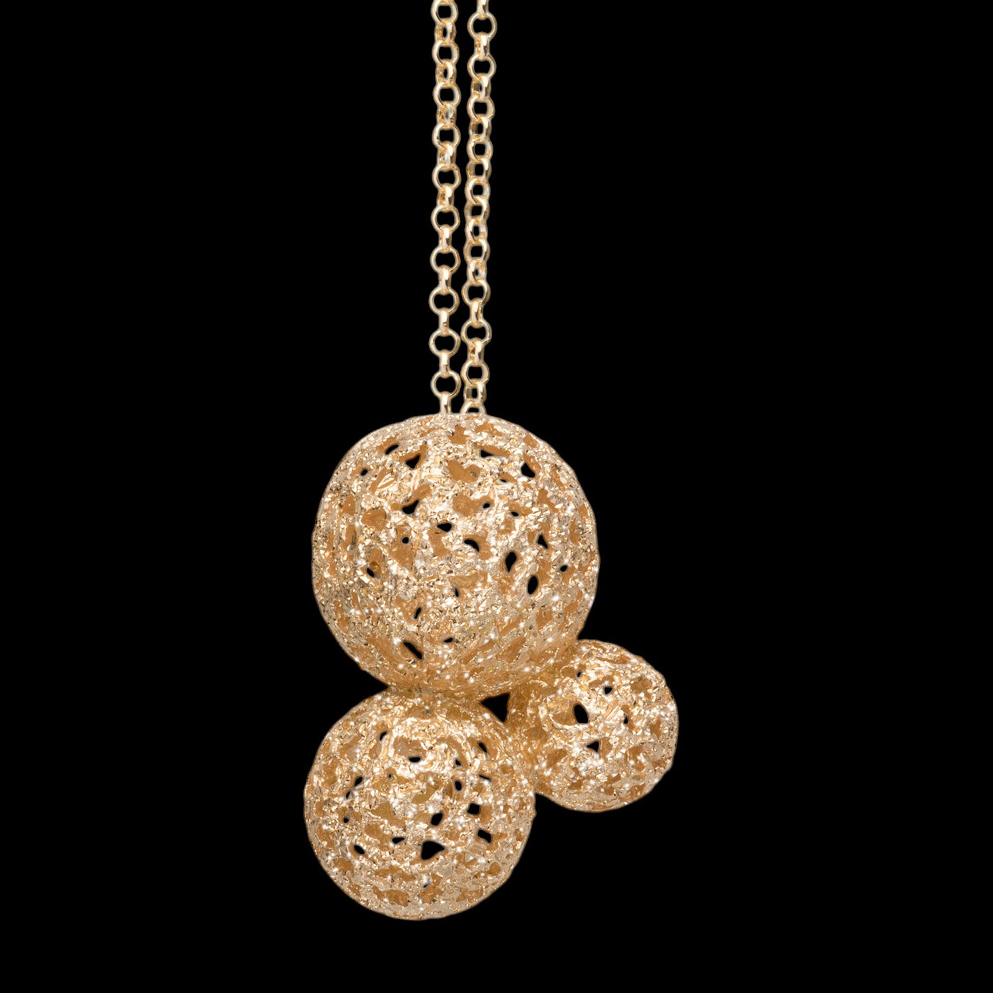 Vergulde hanger met drie bolletjes en ketting Vergulde hanger met drie bolletjes en ketting