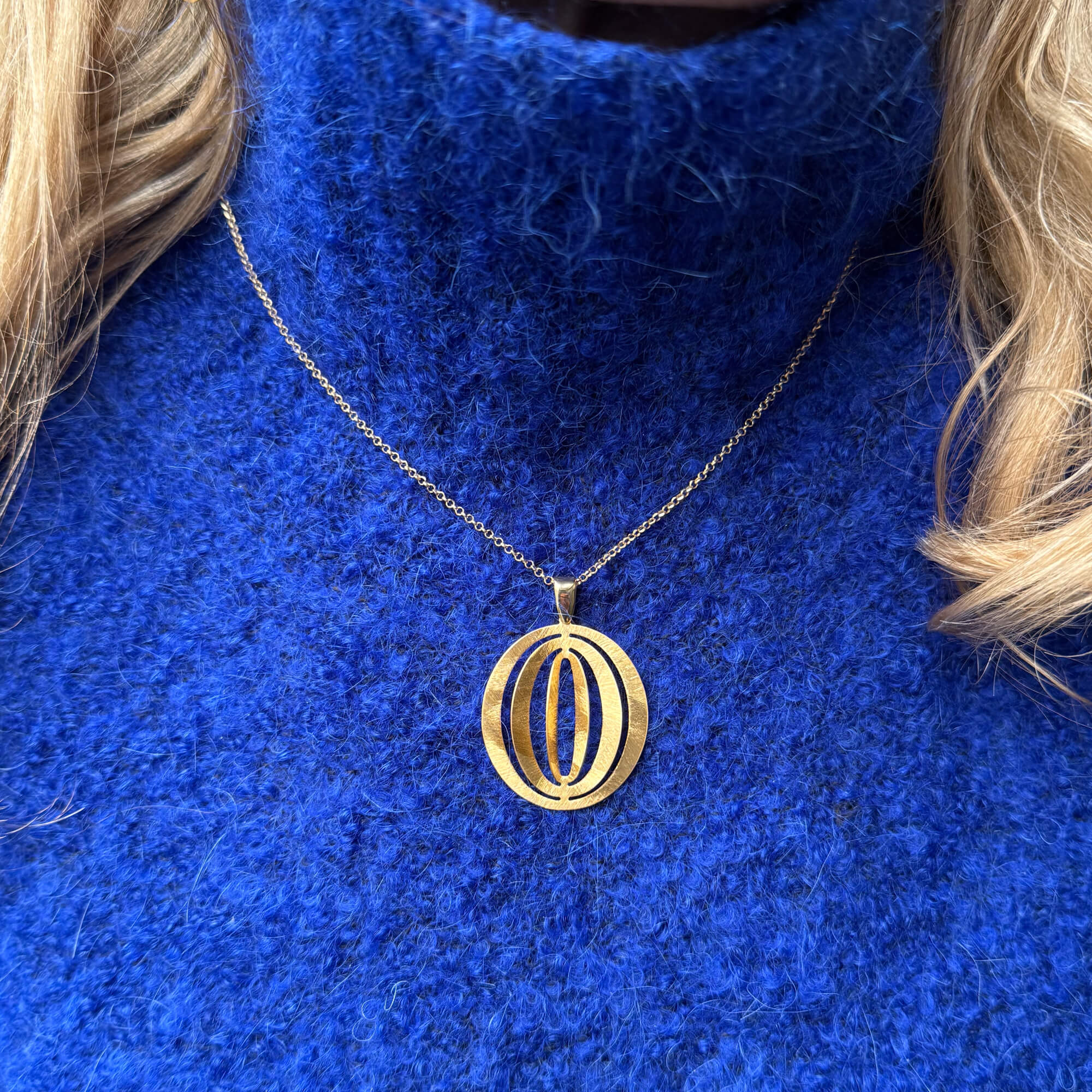 Collier doré avec pendentif ajouré