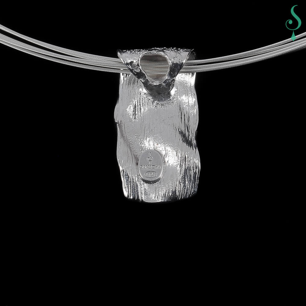 Nice rectangular and glittering pendant with irregular wavy shape of white gold 18kt. Nice in combination with the matching bracelet, earrings and ring. Full set also available in the mat. Sanjoya Design