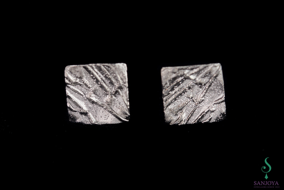 Schitterende vierkante oorbelletjes van zilvergrijs