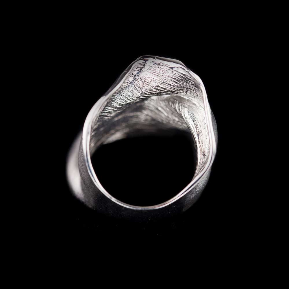 Matte en licht plooiende zilveren ring met gepolijst randje