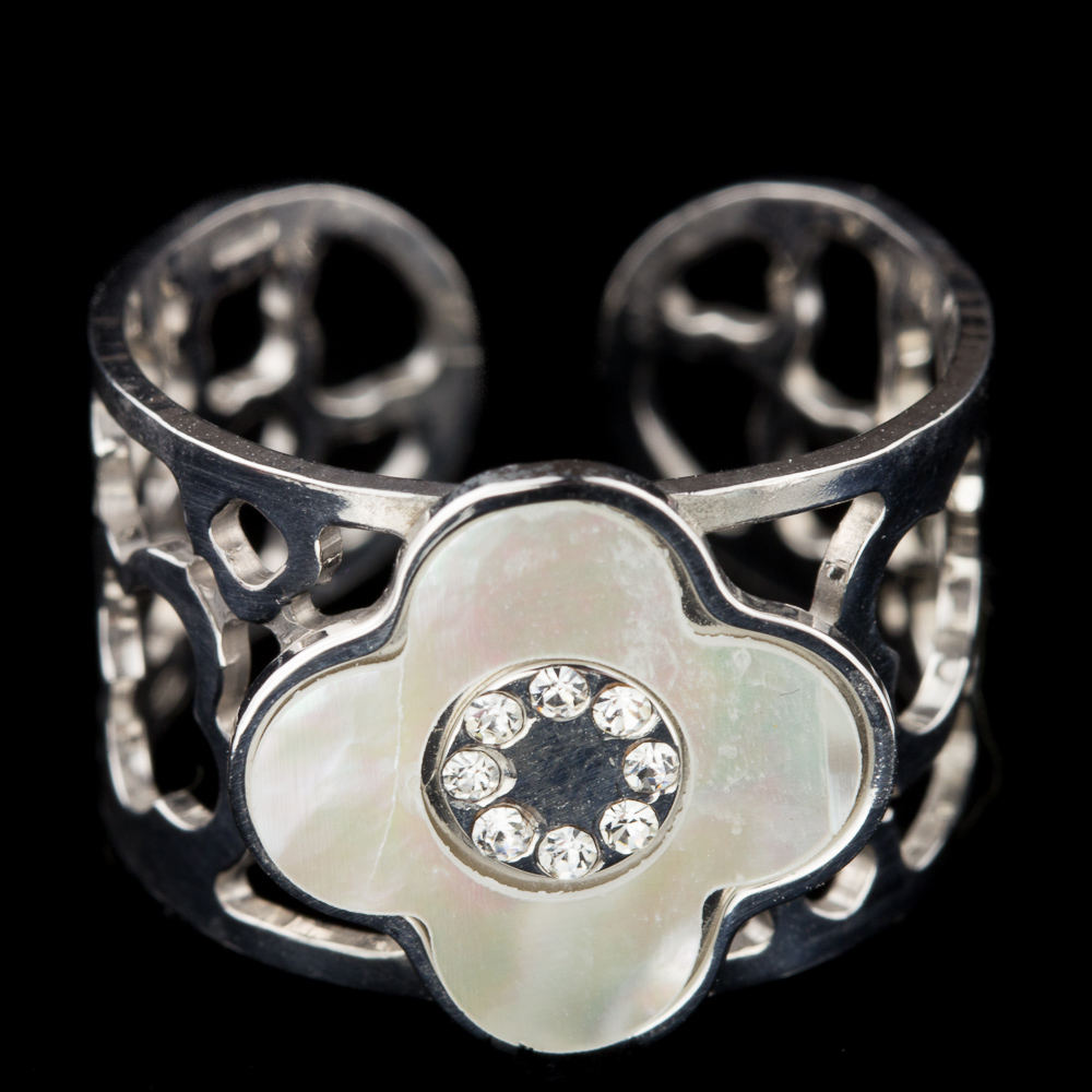 Silver flower-shaped ring. mother-of-pearl and zirconia