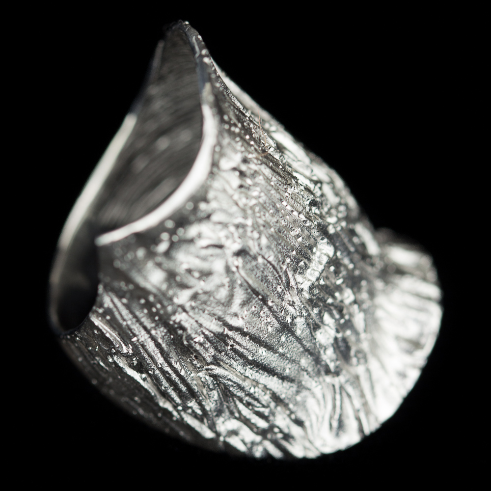 PRE1217008 - Zilveren ring, licht golvend en gediamanteerd