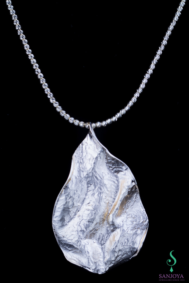 L0319001 - Zilveren en golvende bladhanger