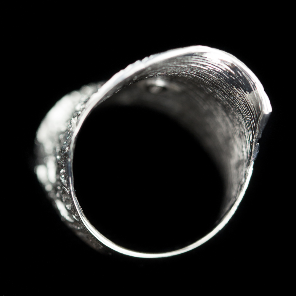 PRE1217008.60 - Zilveren ring, licht golvend en gediamanteerd