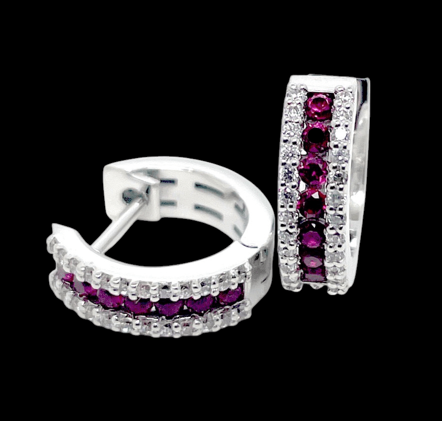 Boucles d’oreilles en or blanc 18kt avec rubis et diamants