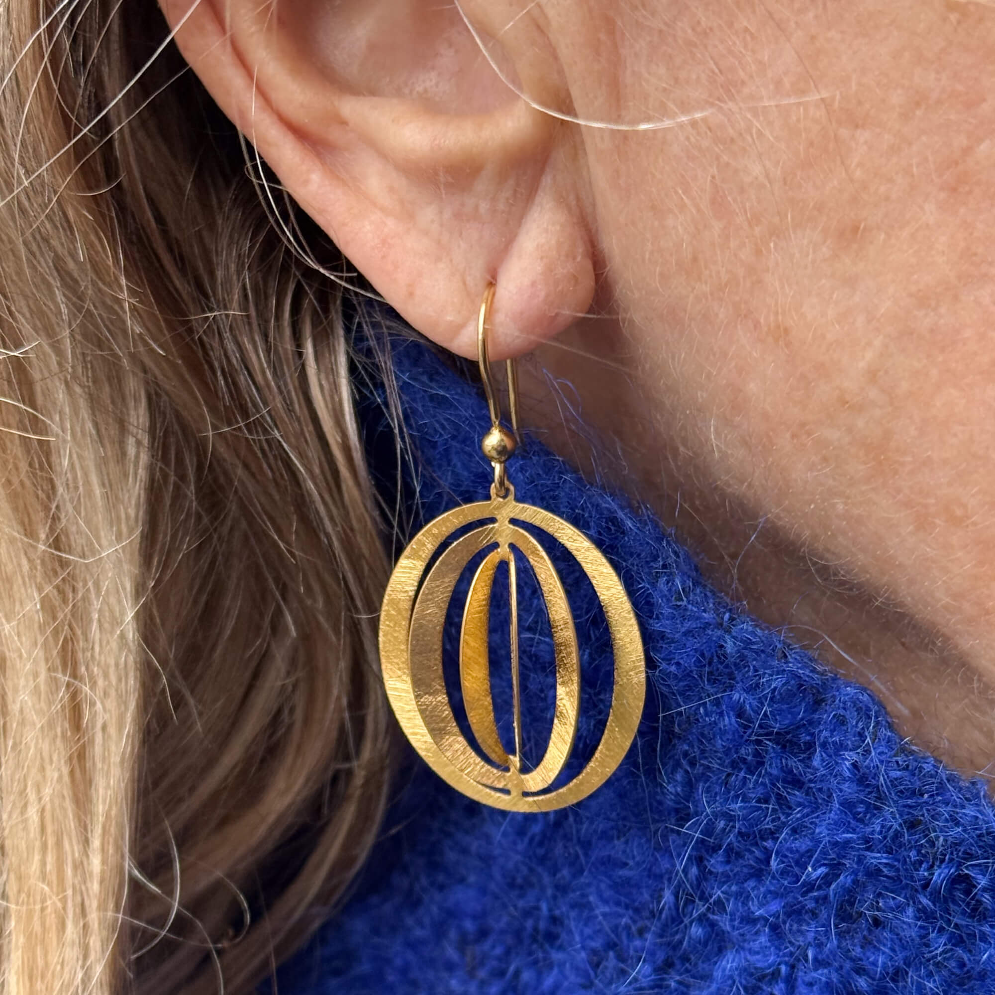 Boucles d’oreilles dorées ajourées avec crochet