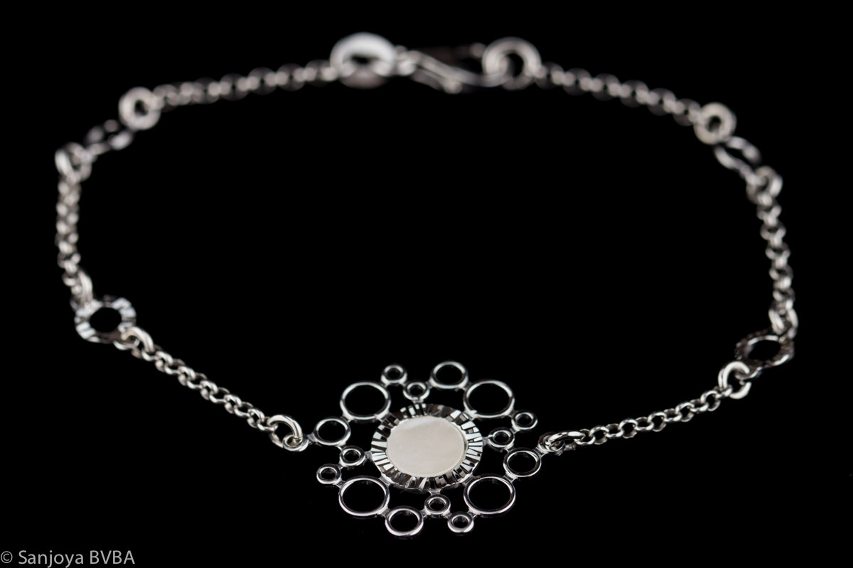 Silver bracelet with circle in mother of pearl