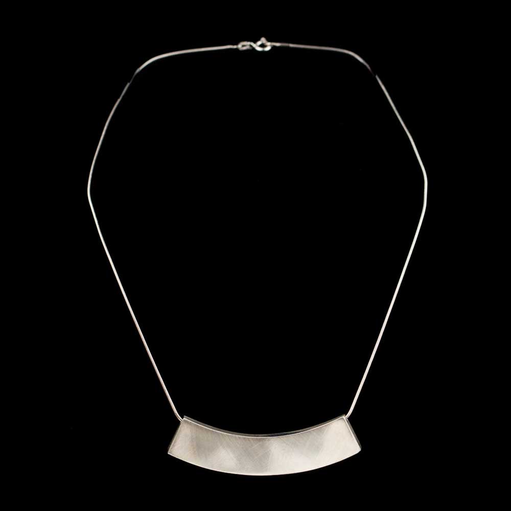 Zilveren ketting met een strakke en lange hanger