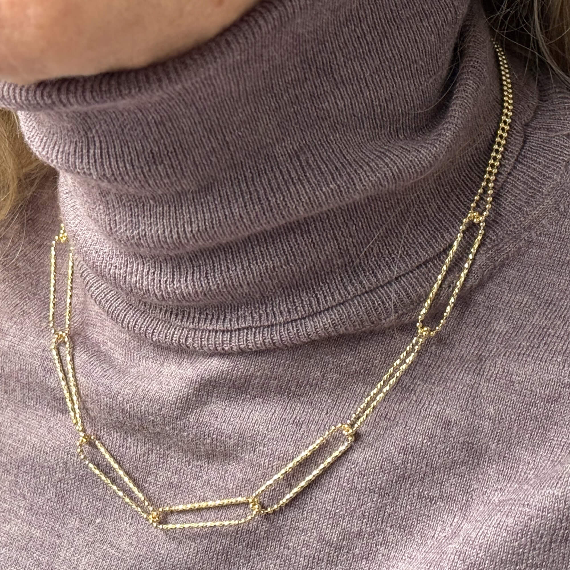 Collier à petites perles en argent doré avec maillons ajourés