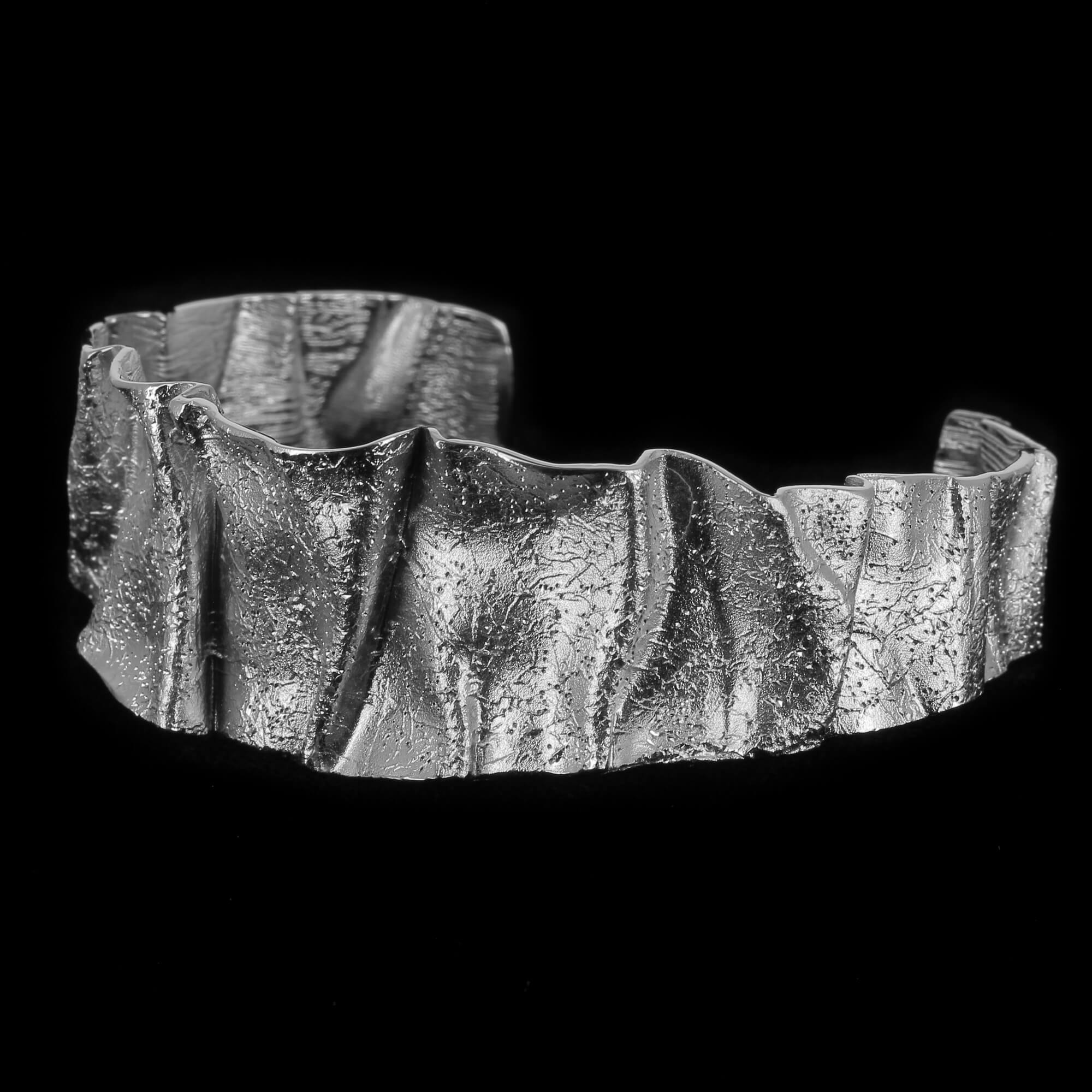 Smaller matt folded bracelet in dark grey plated silver