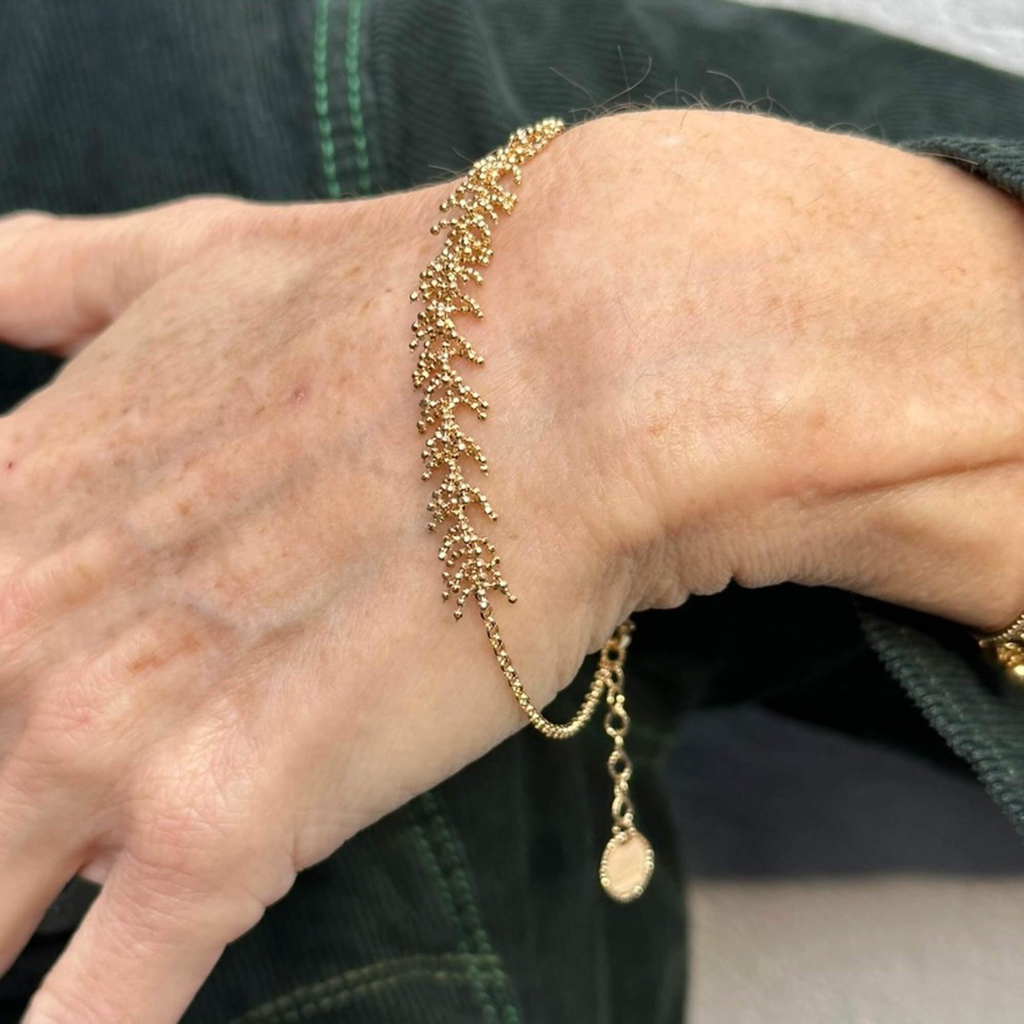 Golden bracelet with refined branches of 18ct