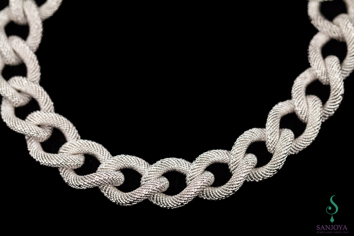 Narrow silver link bracelet with transparent pattern
