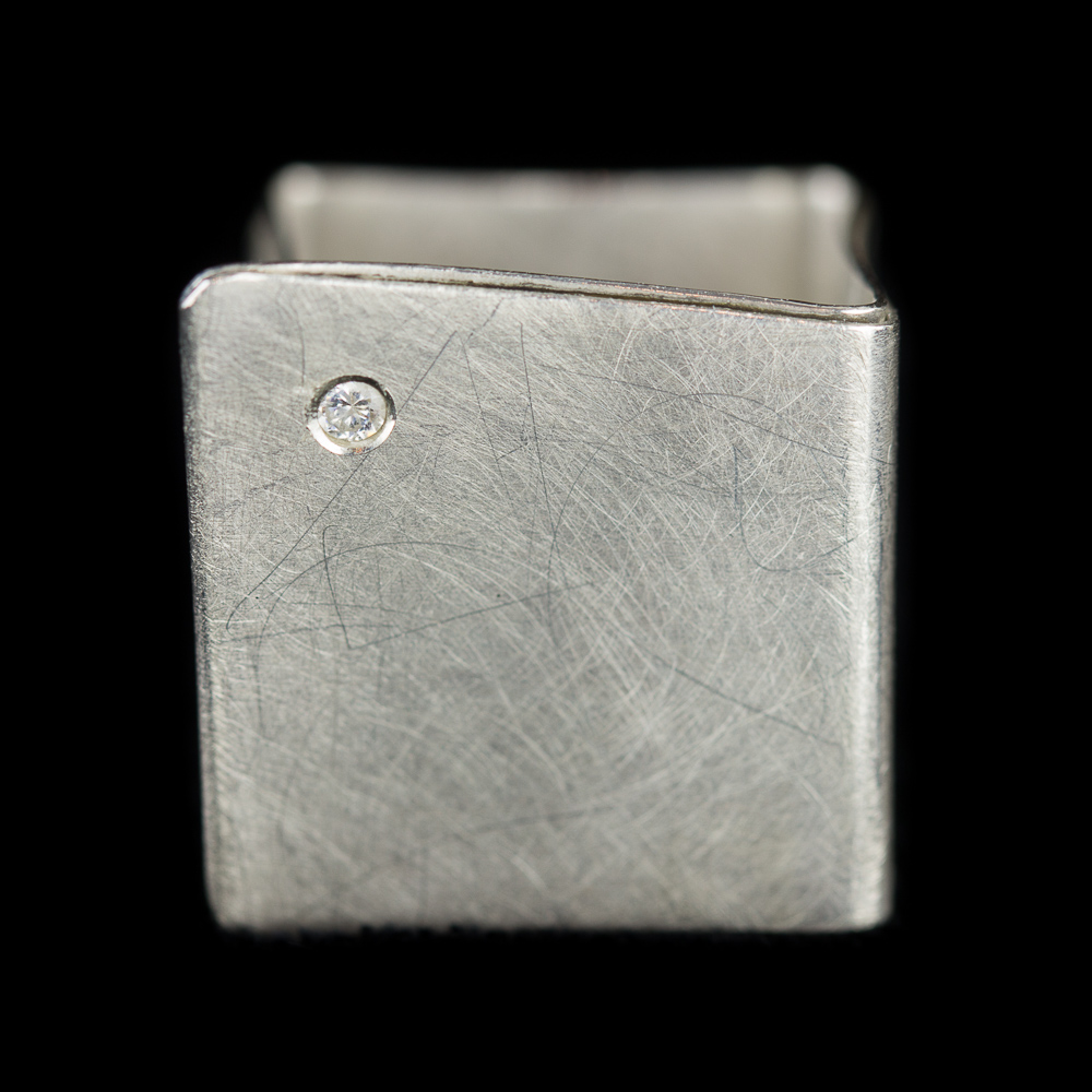 Mat zilveren vierkante ring met zirkonia steentje