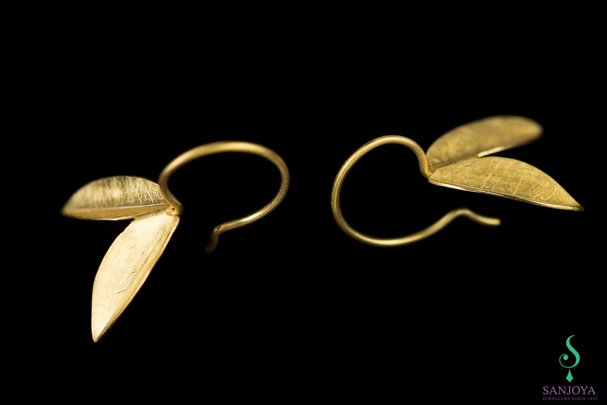Small leaf shaped earrings with 18Kt gold