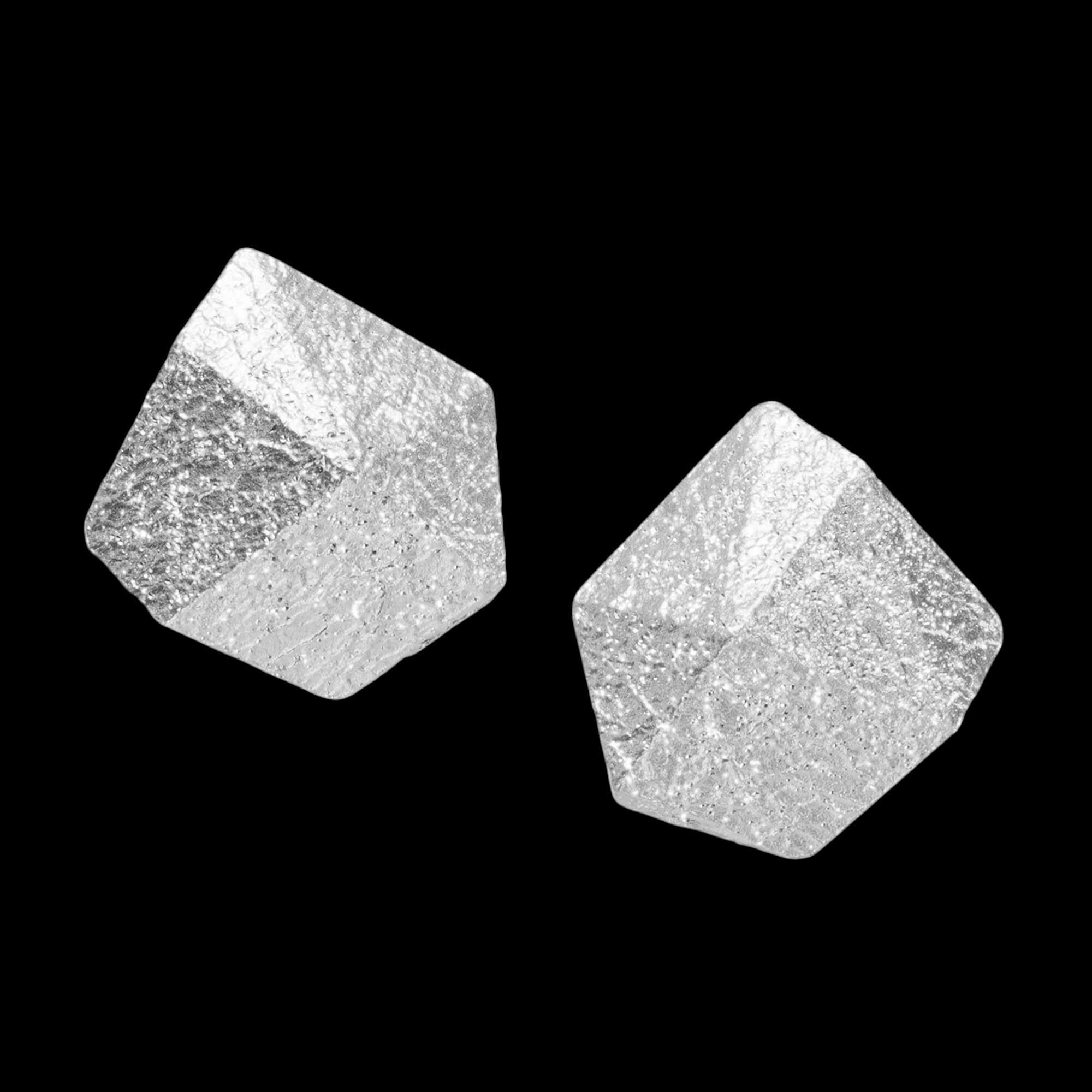 Silberohrringe mit abstrakter Steinoptik