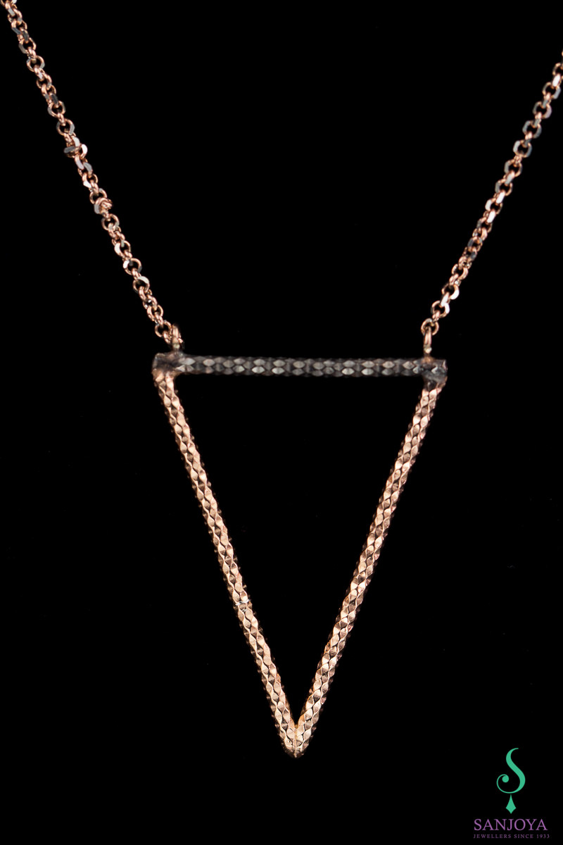 OX0216007 - Lange rosé ketting met een driehoekvormige hanger