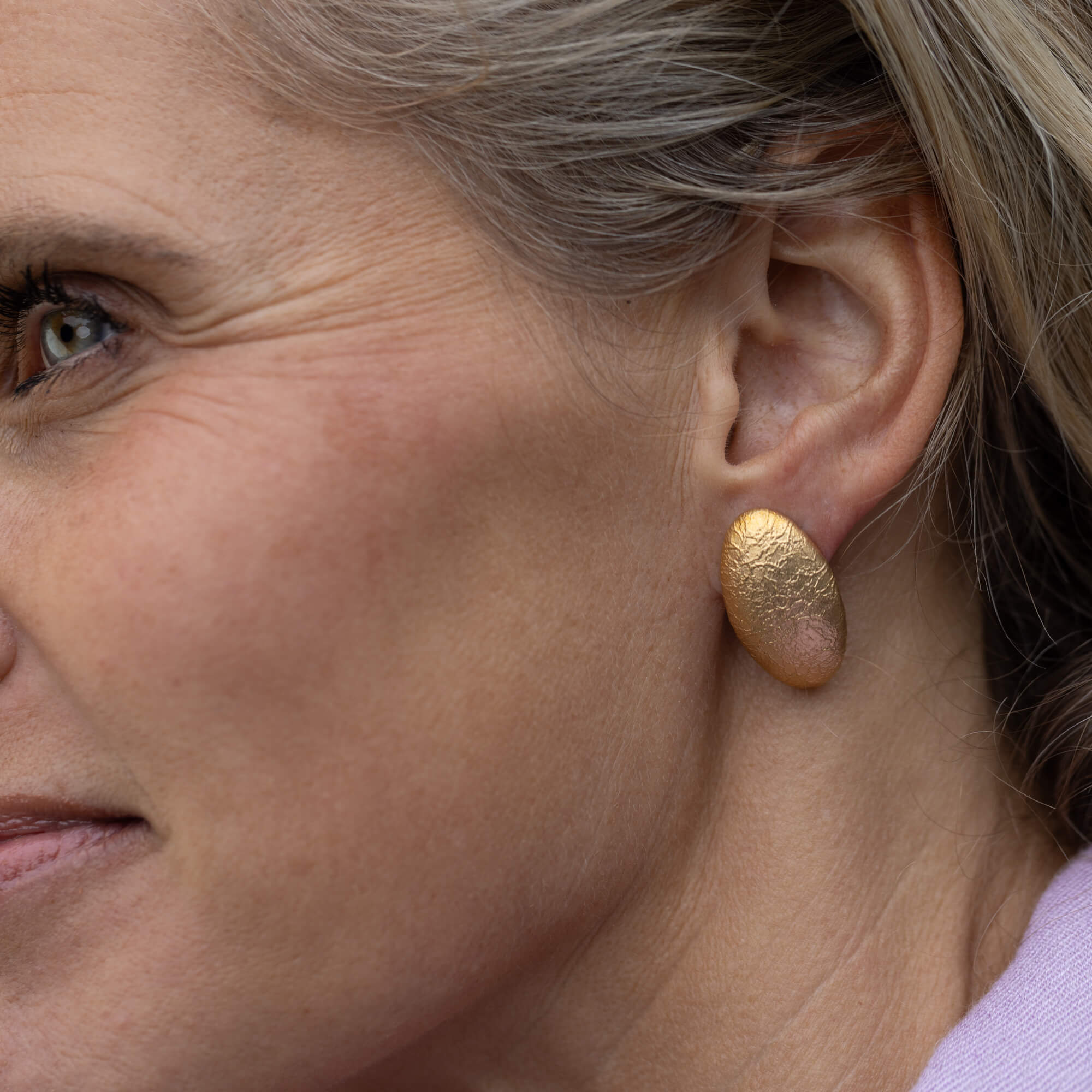Boucles d'oreilles ovales dorées et mates