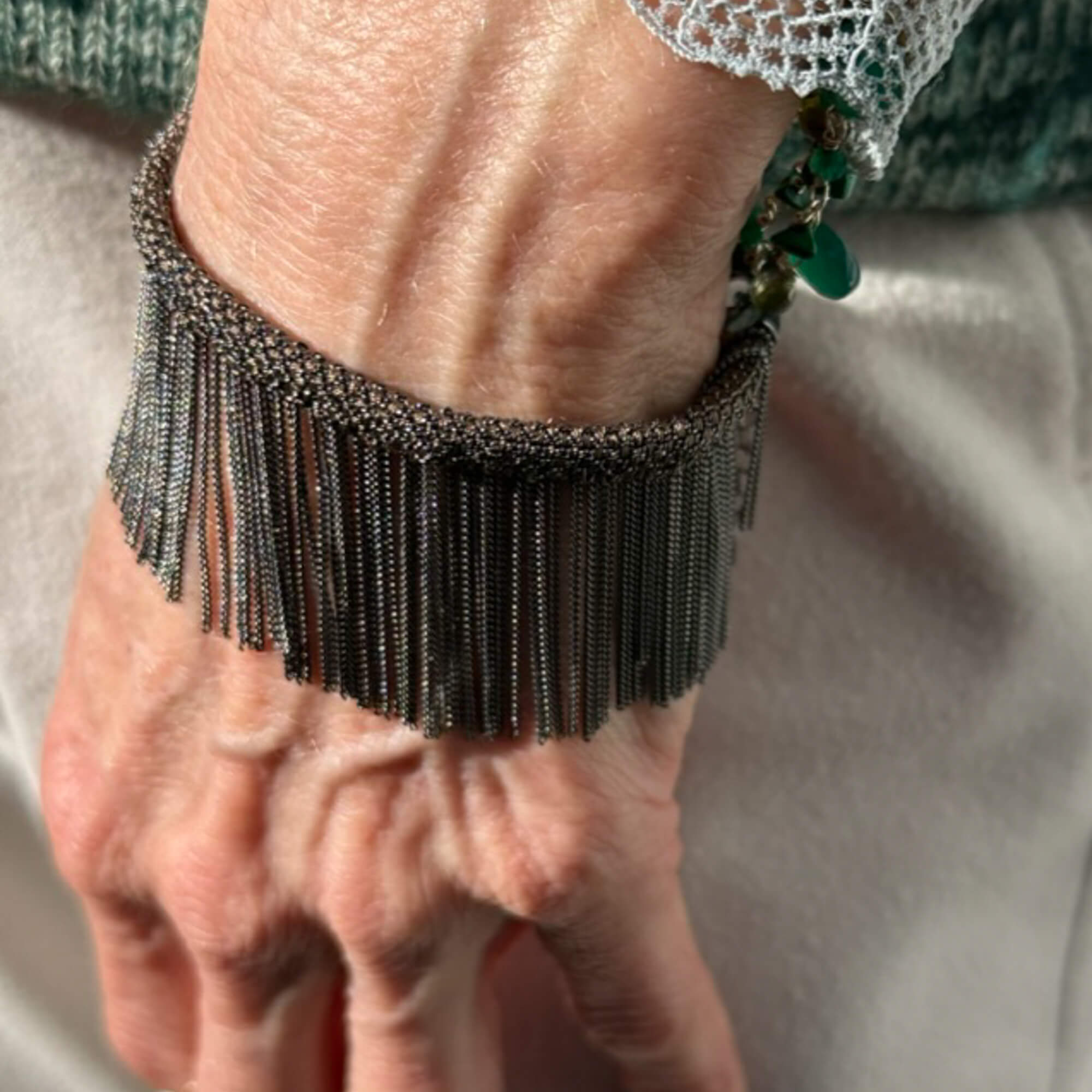 Braun und grau gefärbtes Armband mit hängenden Ketten
