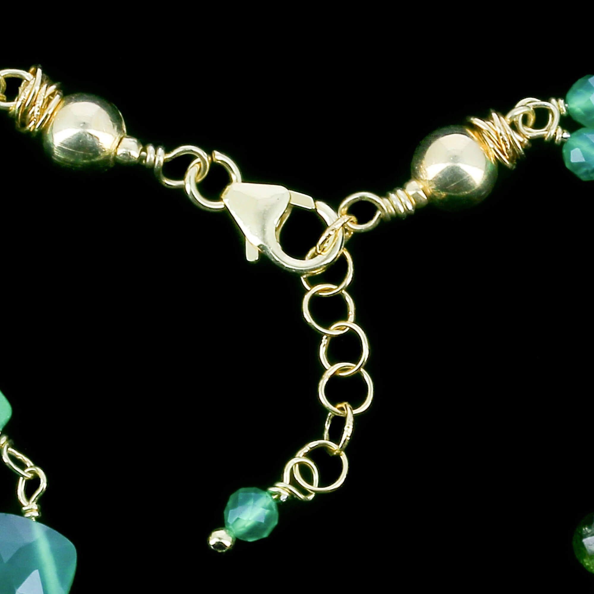 IS0321003 - Tweerijige en vergulde armband van groene edelstenen