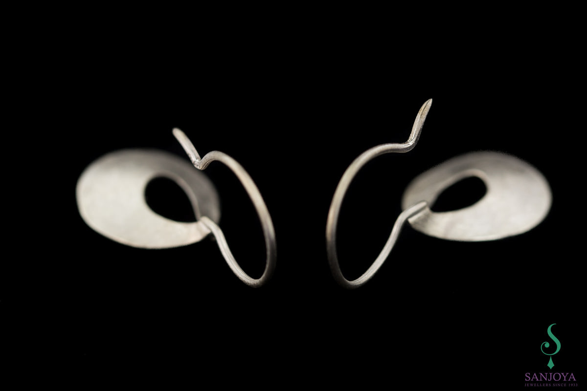 ORI0418001 - Zilveren kort afhangende en matte oorbellen