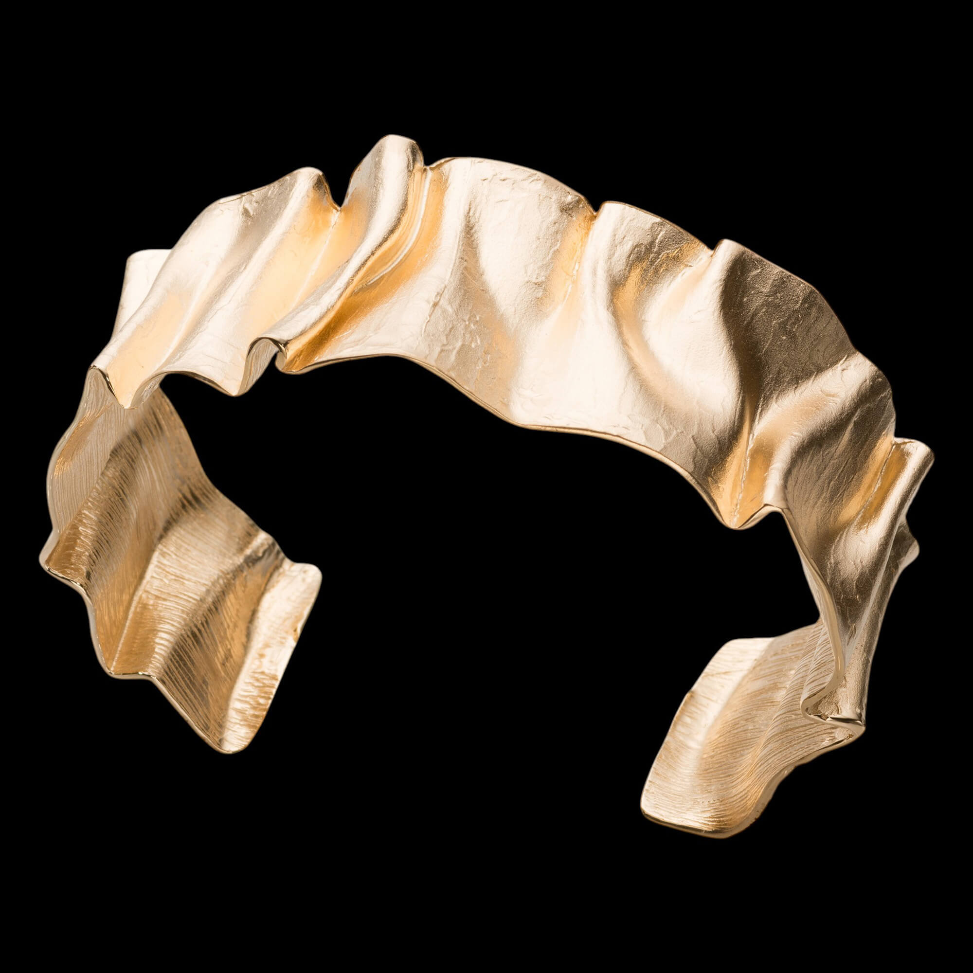 Vergulde en matte geplooide bangle