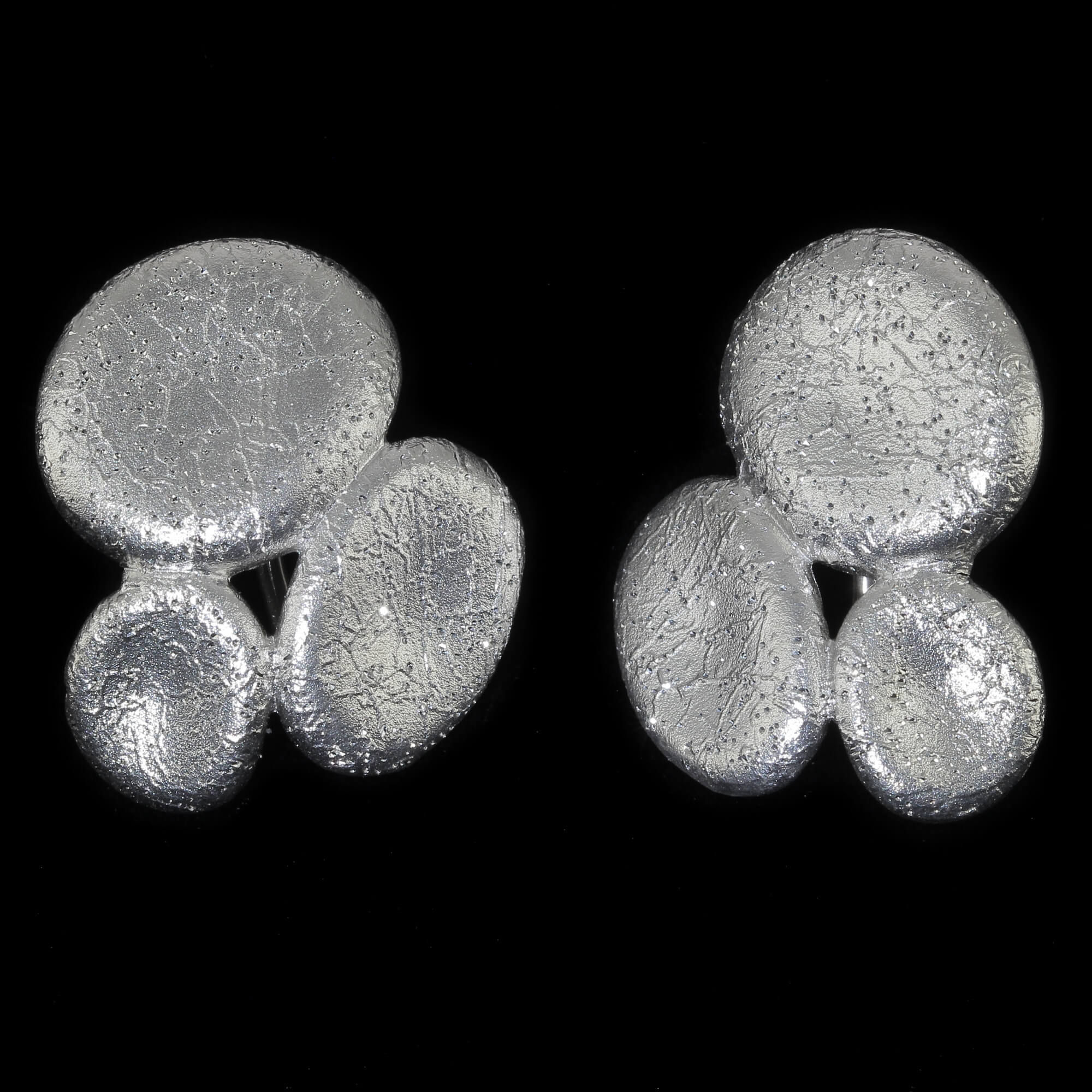 L0421003 - Zilveren ovaalvormige oorbellen, gediamanteerd