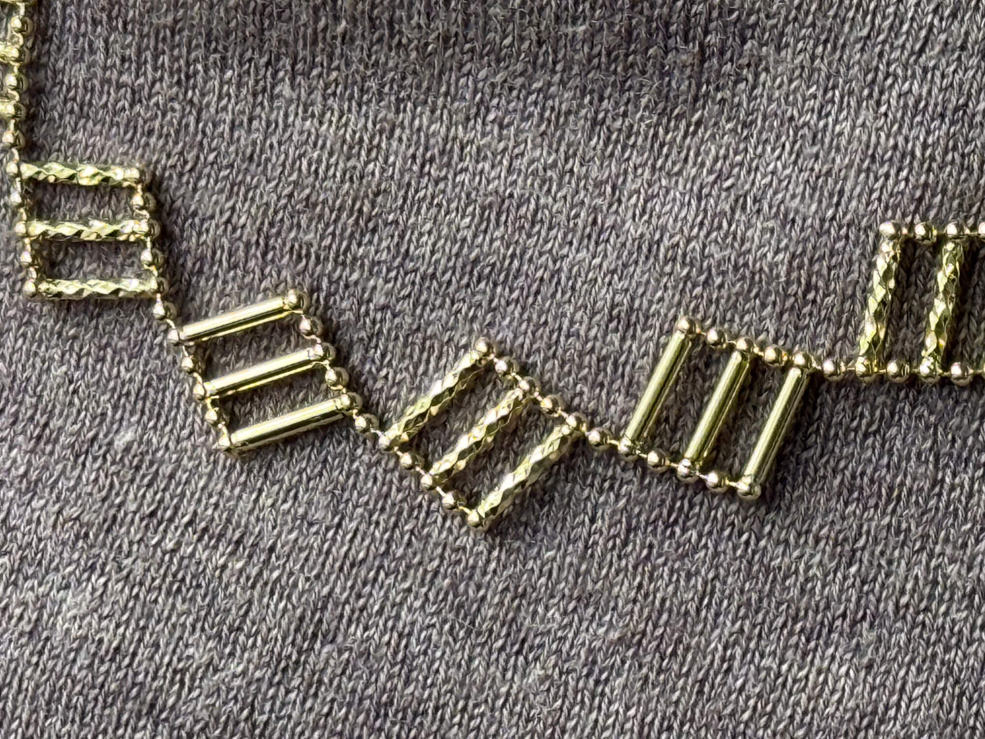 Collier doré à petites perles et carrés délicats